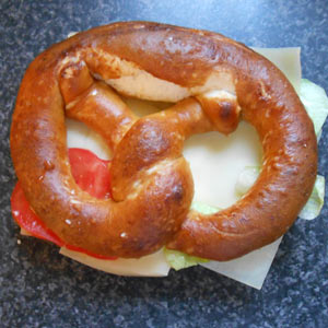 Grosser Brezel mit Trutenbrust